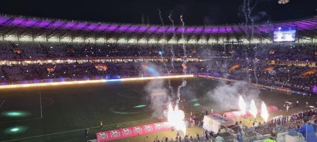 Mineiro teve show de luzes e iluminao especial antes do jogo entre Cruzeiro e Ituano pela Srie B do Campeonato Brasileiro. Estdio aderiu  campanha Outubro Rosa, de conscientizao da sociedade para a preveno do cncer de mama. Houve ainda espetculo com fogos e aes de patrocinadores do clube na esplanada para o torcedor, que festejou com o time o ttulo da Srie B do Brasileiro