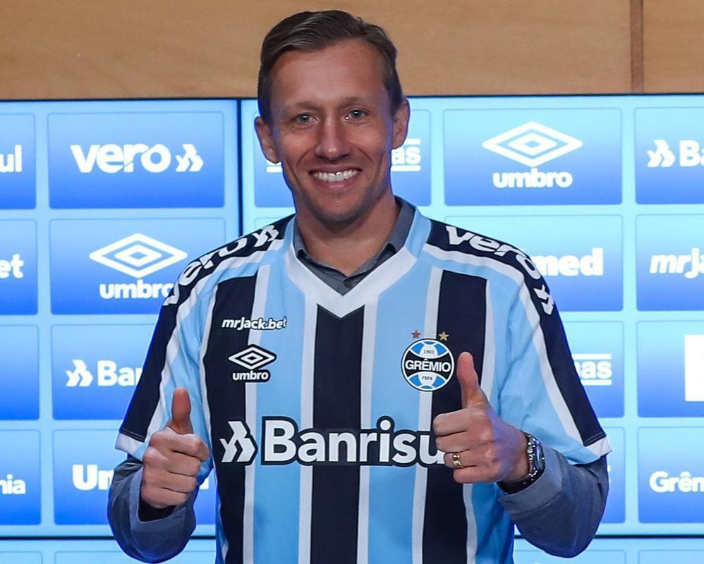 Lucas Leiva, meio-campista (Grmio)
