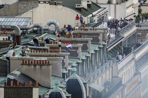 Torcedores franceses tomaram principais pontos turísticos e avenidas de Paris para celebrar o bi mundial