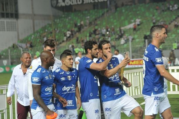 Entrega de medalhas e erguimento da taa: veja a festa do Cruzeiro com o bi do Mineiro