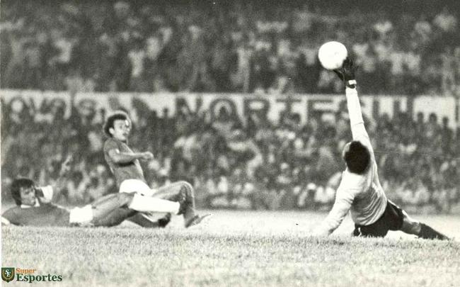 Cruzeiro derrotou Inter por 5 a 4 na estreia da Copa Libertadores de 1976. Palhinha, aos 3 e 10 minutos do 1T, Joozinho, aos 21 min do 1T e aos 18 min do 2T, e Nelinho, aos 40 min do 2T marcaram os gols celestes no triunfo