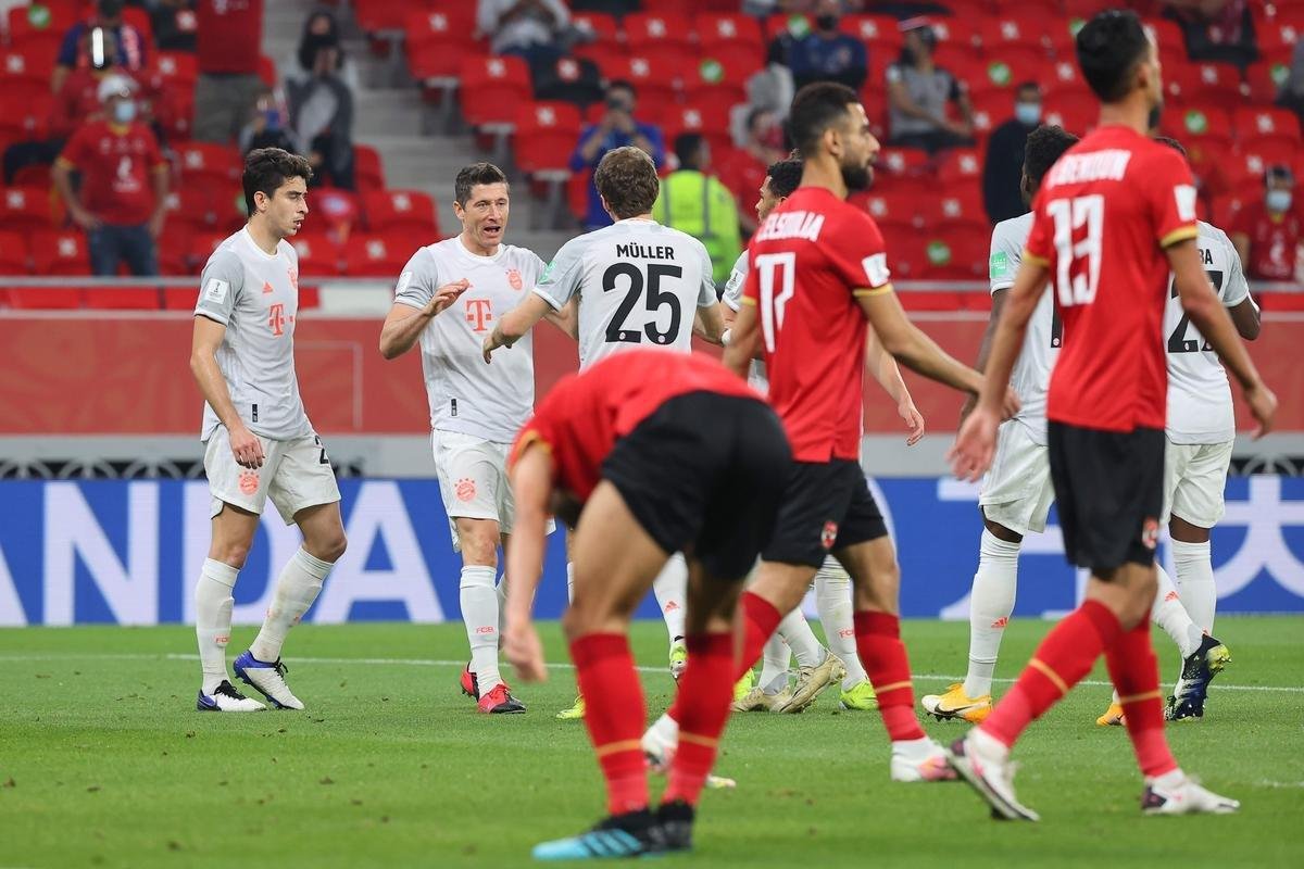 Bayern de Munique derrotou egpcios do Al Ahly por 2 a 0, com dois gols do polons Robert Lewandowski, e se garantiu na deciso do Mundial de Clubes contra o Tigres, do Mxico
