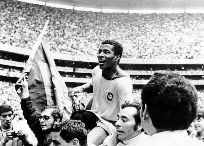 8 - Jairzinho - 33 gols em 71 jogos