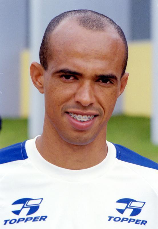 Com 15 títulos, Ricardinho ainda é o jogador mais vitorioso da história do Cruzeiro. De 1994 a 2002, o volante ganhou três Copas do Brasil, uma Libertadores, duas Copas Sul-Minas, três Campeonatos Mineiros, um Supercampeonato Mineiro, uma Copa Ouro, uma Copa Master, uma Recopa Sul-Americana, uma Copa Centro-Oeste e uma Copa dos Campeões. Entre 2002 e 2006, ele jogou por dois clubes japoneses: Kashiwa Reysol e Kashima Antlers. Em 2007, voltou à Raposa como capitão, mas sem o ritmo que o consagrou como motor do time na primeira passagem. No mesmo ano, teve experiência pouco empolgante no Corinthians e resolveu encerrar a carreira aos 31 anos devido a dores crônicas no tornozelo. Dono de bom chute de fora da área, Ricardinho marcou 48 gols em 441 partidas pelo clube celeste.