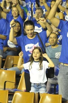 Veja fotos das torcidas na deciso da Superliga Feminina no Mineirinho
