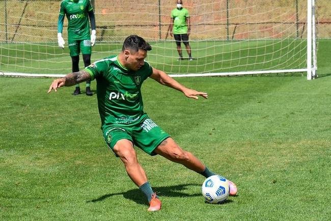 Fotos da chegada do atacante argentino Mauro Zrate a Belo Horizonte e do primeiro treinamento do jogador pelo Amrica no CT Lanna Drumond