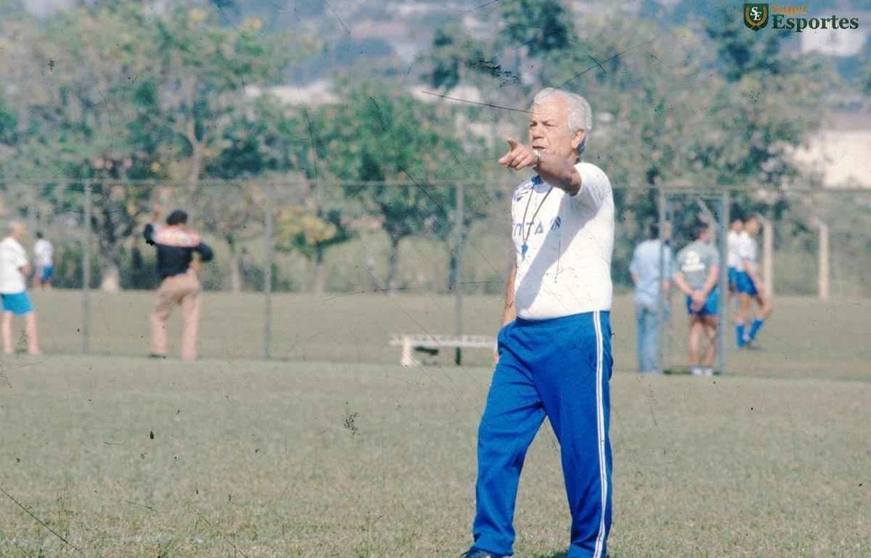 Tcnico nio Andrade, campeo da Supercopa de 1991 com o Cruzeiro, em seu ltimo trabalho na carreira, em 1995. Foto registra treino na Toca da Raposa I h 22 anos. Treinador faleceu em 1997.