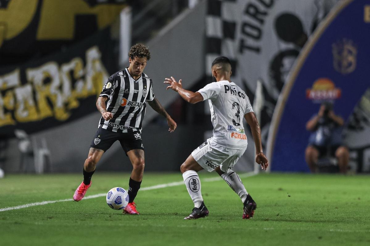Fotos do jogo entre Santos e Atltico, na Vila Belmiro, em Santos, pela stima rodada do Campeonato Brasileiro de 2021