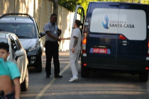 Carro funerrio entra e deixa a Cidade do Galo com o corpo de Bebeto de Freitas