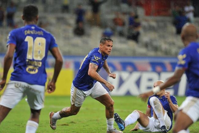 Atacante Edu, do Cruzeiro, vai  loucura ao marcar o gol da vitria sobre o Democrata-GV, no Mineiro, no ltimo minuto da partida pela quinta rodada do Mineiro