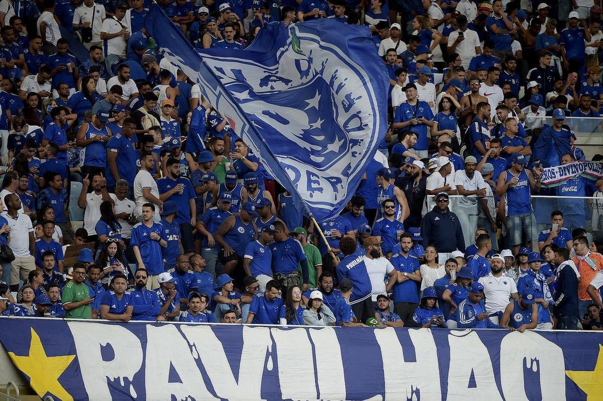 Fotos da torcida do Cruzeiro no Maracan na partida deste domingo (12), contra o Vasco, pela 12 rodada da Srie B do Brasileiro