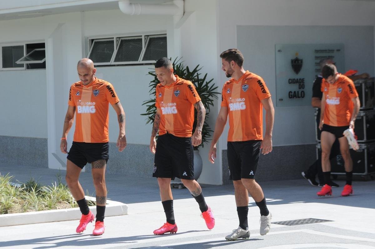 Treino do Atltico nesta segunda-feira, na Cidade do Galo, contou com a volta do meia  Juan Cazares. Direo no chegou a acordo para vend-lo a clube saudita. Tcnico Rafael Dudamel relacionou 23 jogadores para a viagem a Santa Fe, local da estreia na Sul-Americana, quinta-feira, contra o Unin-ARG. Jogador equatoriano ficou fora da lista.