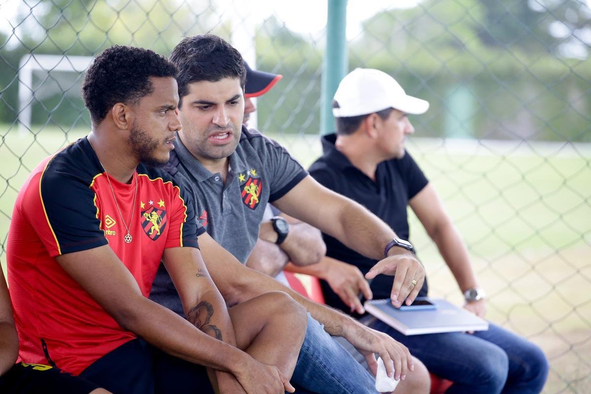Rithely teve uma manhã agitada no CT do Sport. Ainda sem treinar, o jogador esteve nas instalações do clube para realizar exames fisiológicos junto ao preparador do clube, Inaldo Freire. Depois, apareceu no campo para cumprimentar os companheiros e assistir a movimentação comandada pelo técnico Guto Ferreira. Por fim, concedeu entrevista coletiva, onde abordou o retorno ao clube - confira na íntegra acessando o nosso site