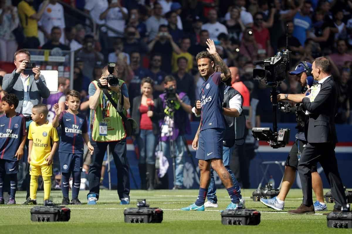 Neymar  apresentado  torcida do Paris Saint-Germain