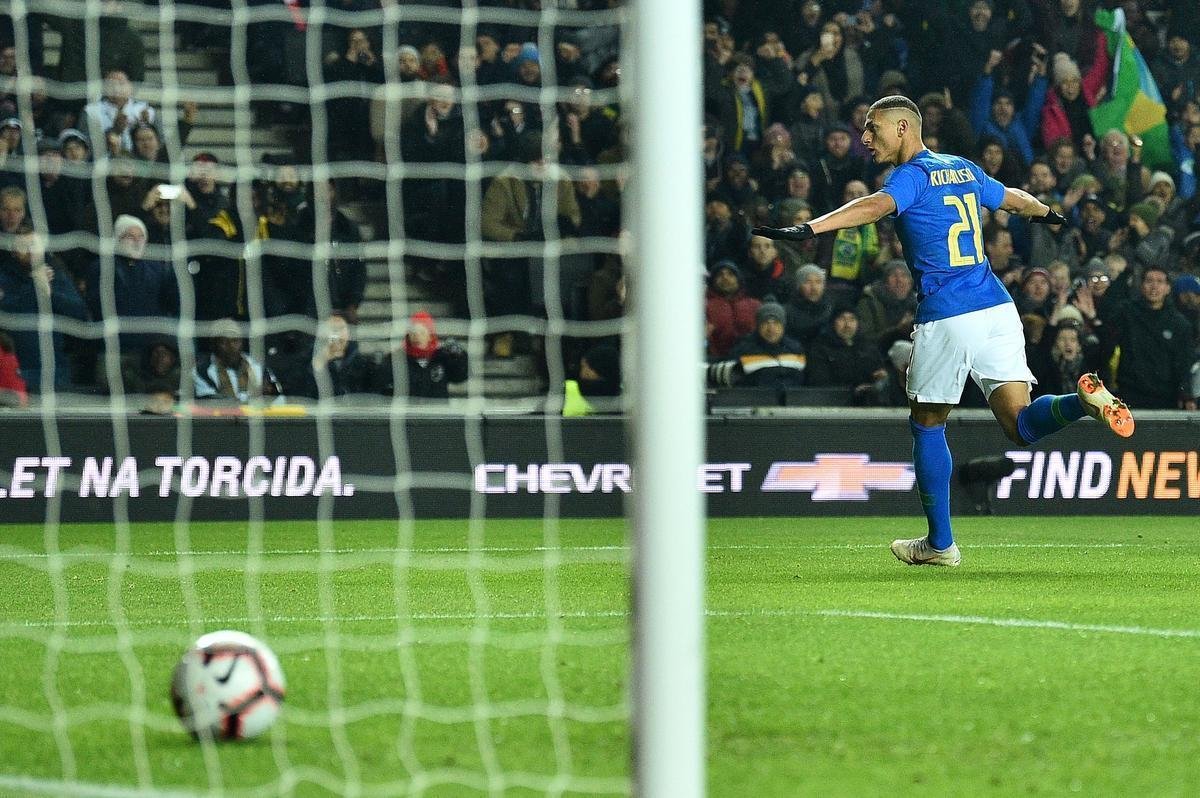 Seleo Brasileira realizou o ltimo jogo do ano de 2018 contra o Camares, em Milton Keynes, na Inglaterra