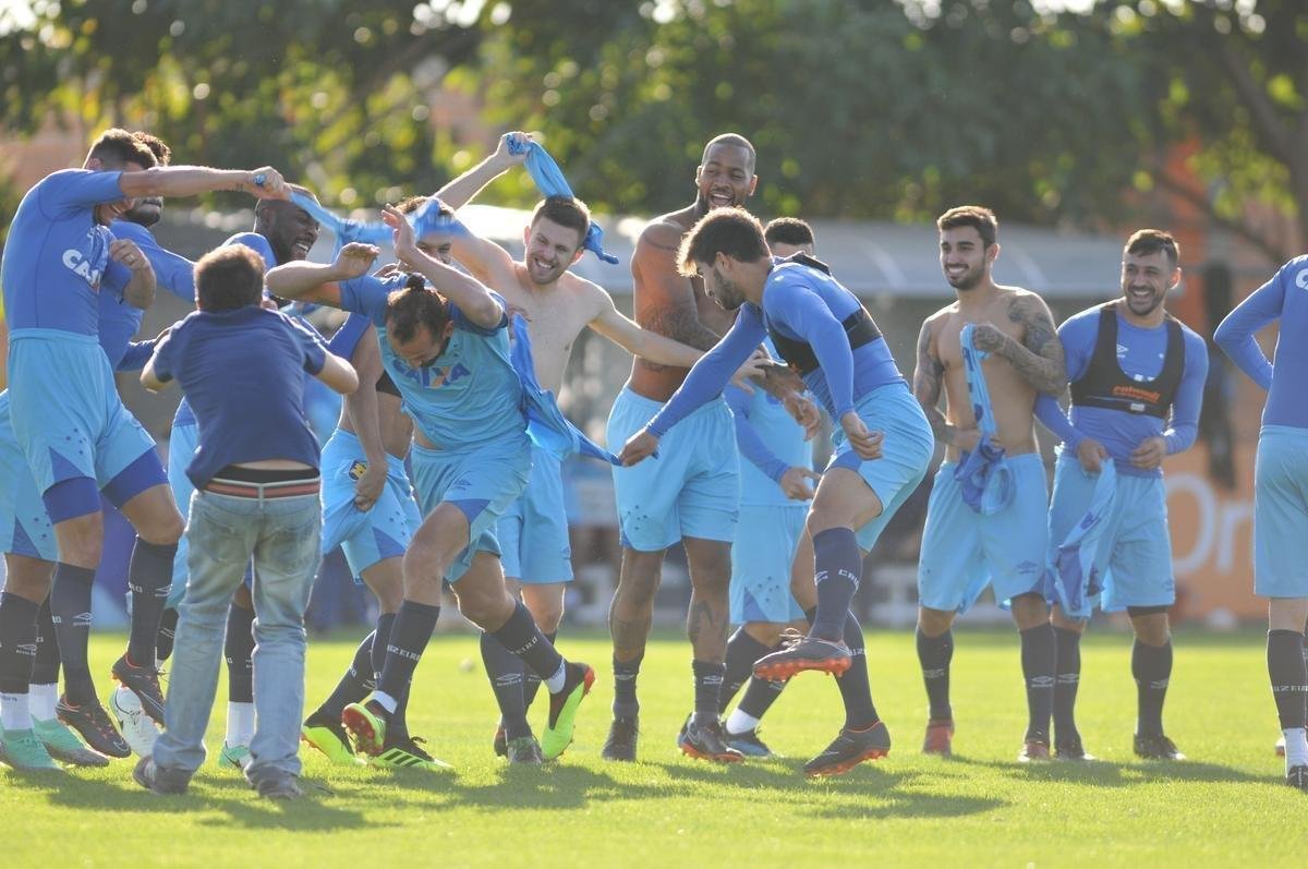 Fotos do atacante Barcos sendo batizado pelos jogadores do Cruzeiro