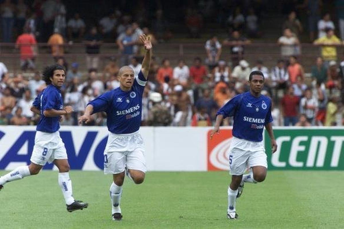No Campeonato Mineiro de 2004, Alex marcou um dos gols da vitria por 3 a 1 sobre o Atltico na final