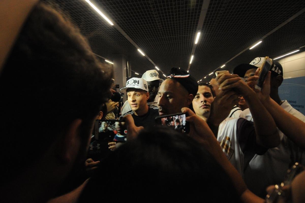 Arana foi recepcionado por torcedores do Atltico no Aeroporto de Confins