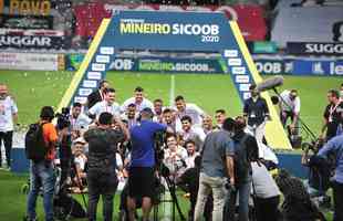 Atltico ergue a taa de campeo mineiro de 2020; na comemorao, tcnico Jorge Sampaoli  carregado pelos jogadores no Mineiro