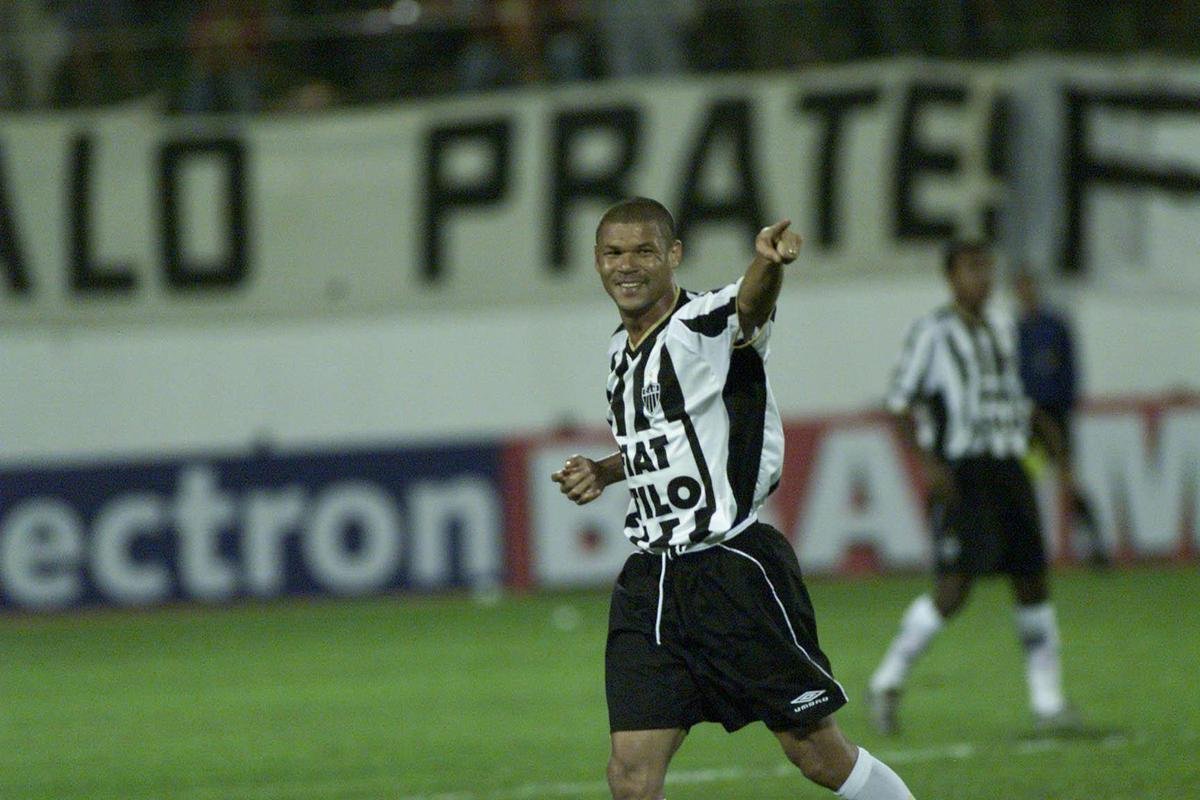 Renaldo - ex-atacante do Atltico, 51 anos: 