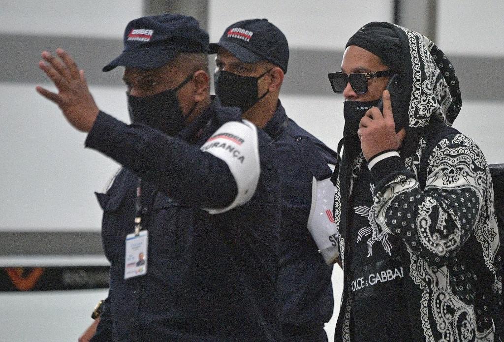 Após 171 dias no Paraguai, onde ficaram presos, Ronaldinho Gaúcho e seu irmão, Assis, chegaram ao Rio de Janeiro nesta terça-feira em um jatinho