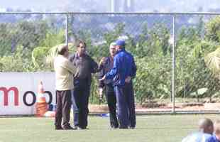 27/07/2004 - Benecy Queiroz em conversa com o técnico Emerson Leão