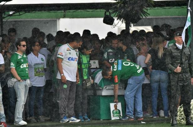 Momento da chegada dos caixões à Arena foi tocante