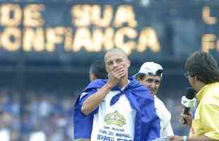 Com passagem apagada pelo Cruzeiro em 2001 e dispensa ao trmino da temporada, Alex retornou a Belo Horizonte a convite do tcnico Vanderlei Luxemburgo, em setembro de 2002. Com o meia jogando em alto nvel, o time por pouco no se classificou s quartas de final do Brasileiro - terminou em nono lugar na primeira fase, em desvantagem no saldo de gols para o oitavo colocado Santos, que viria a ser campeo. Em 2003, o camisa 10 liderou o elenco na melhor poca do clube com a conquista da Trplice Coroa (Campeonato Mineiro, Copa do Brasil e Campeonato Brasileiro). Em 2004, Alex aceitou proposta do Fenerbahe, da Turquia, e saiu do Cruzeiro aps 123 jogos (121 oficiais) e 64 gols.