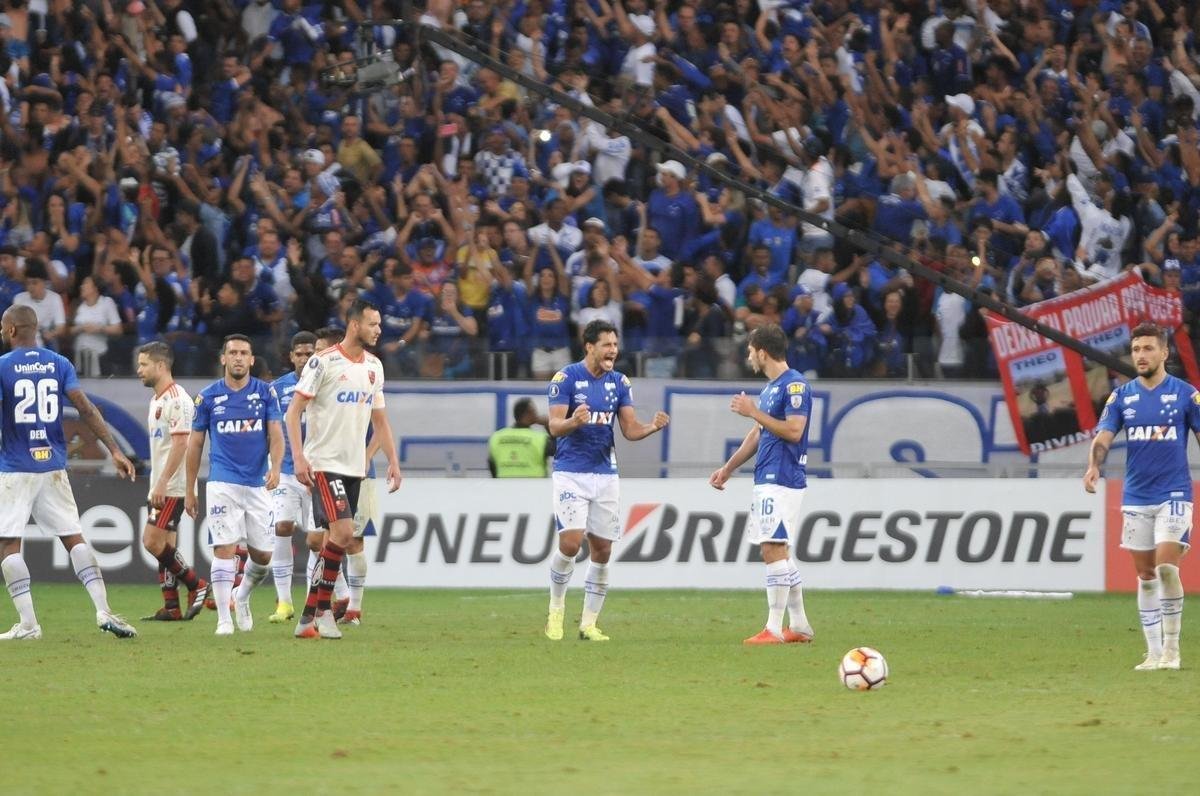 Aliviados com a classificao, jogadores do Cruzeiro fizeram festa com a torcida, no Mineiro