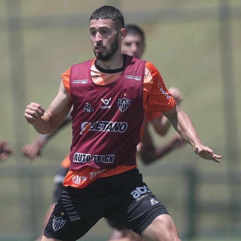 Com seriedade, mas tambm descontrao, o Atltico treinou sob sol forte na manh desta sexta-feira (21), na Cidade do Galo, em Vespasiano. Este foi o quinto dia de pr-temporada para o clube mineiro em 2022, sob o comando do tcnico argentino Antonio 'El Turco' Mohamed. Novas baixas, o volante Allan e o atacante Keno testaram positivo para COVID-19 e no participaram das atividades (ambos cumprem perodo de sete dias de isolamento social).