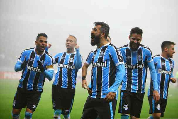 Sob forte neblina em Porto Alegre, Cruzeiro  batido pelo Grmio e vai para lanterna do Brasileiro