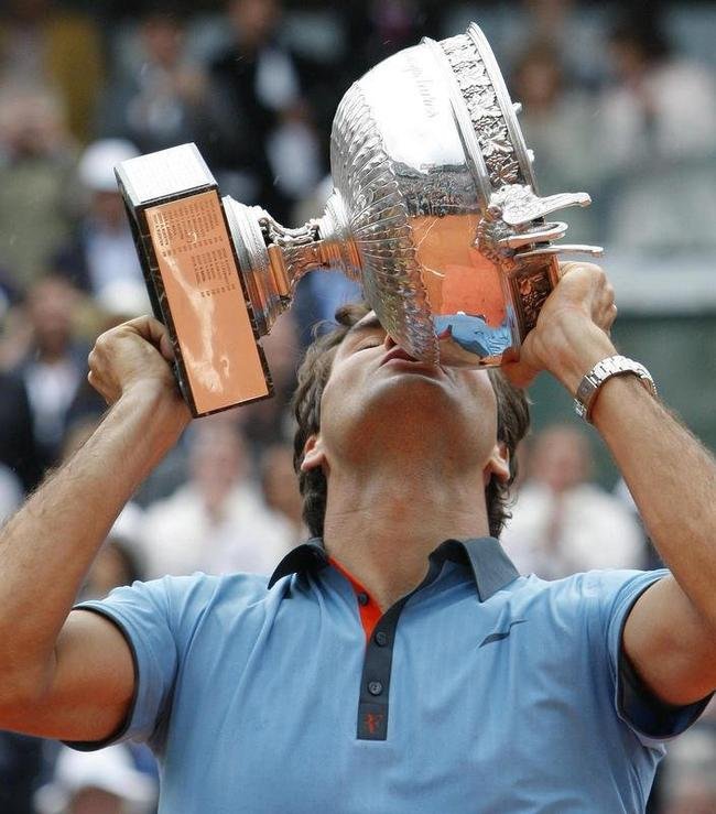 Federer beija o trofu de Roland Garros, em 2009, o nico do lendrio torneio parisiense que ele tem em sua galeria