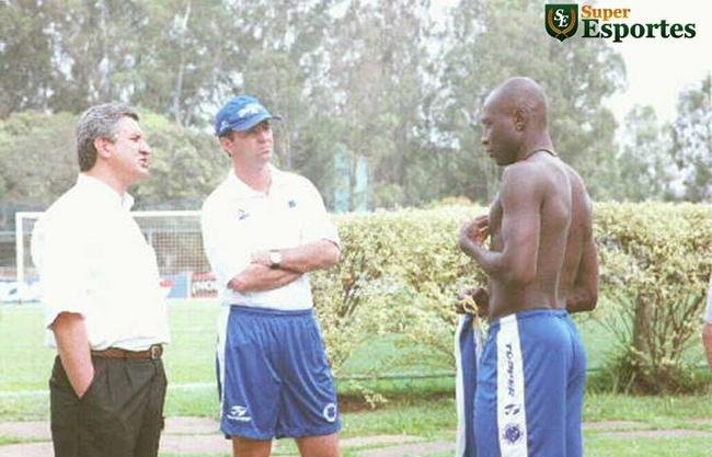 Diretor de futebol Eduardo Maluf, auxiliar Caio Jnior e volante Rincn na Toca da Raposa I em 2000