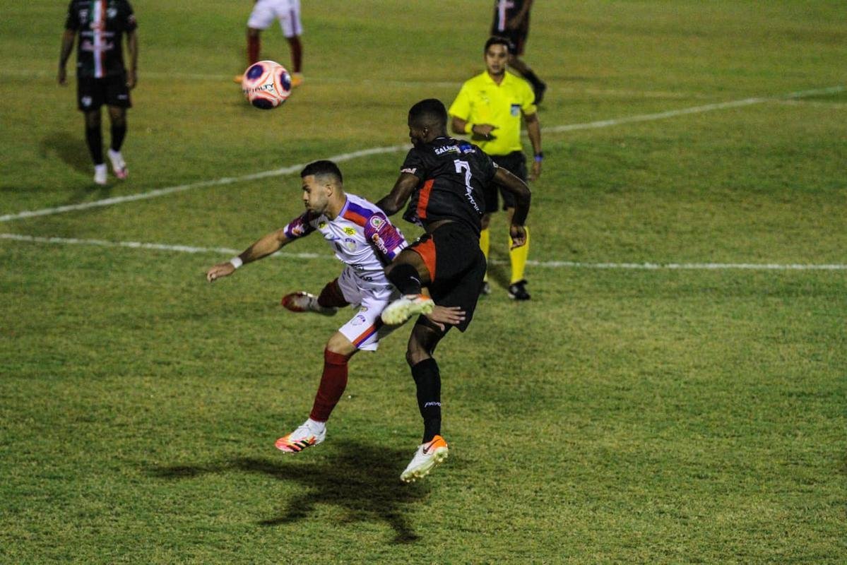Jogando em casa, o Salgueiro foi melhor e imps o placar de 3 a 0 sobre o Afogados, confirmando a sua terceira deciso de ttulo do Campeonato Pernambucano, segunda contra o Santa Cruz.