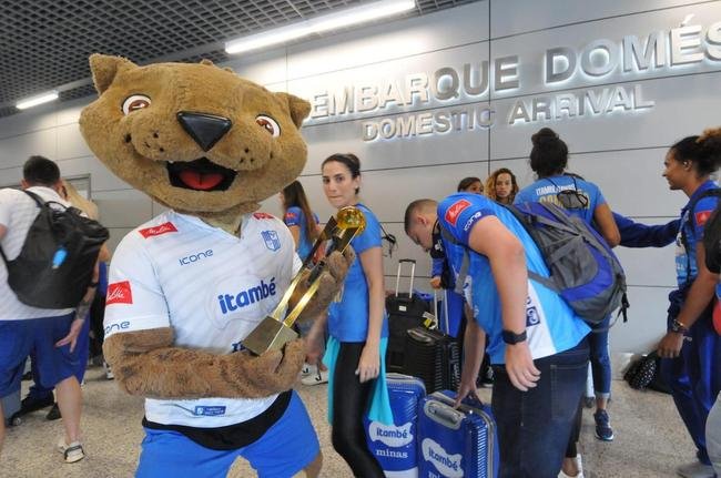 Minas desembarca no aeroporto de Confins, em BH, neste s�bado (30), ap�s o tri da Superliga Feminina