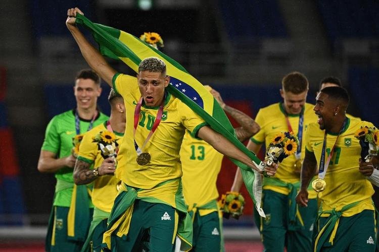 Jogadores da Seleo Brasileira recebem a medalha de ouro pela conquista olmpica no futebol