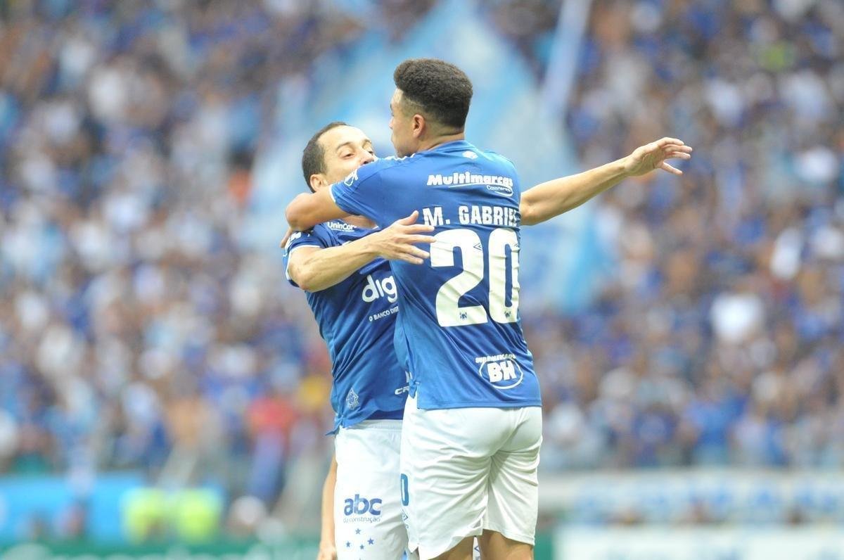 Fotos do gol de Marquinhos Gabriel, do Cruzeiro, sobre o Atltico, na primeira partida da deciso do Mineiro; Meia-atacante chutou de perna esquerda, e a bola entrou no canto direito de Victor aps desvio em Leonardo Silva