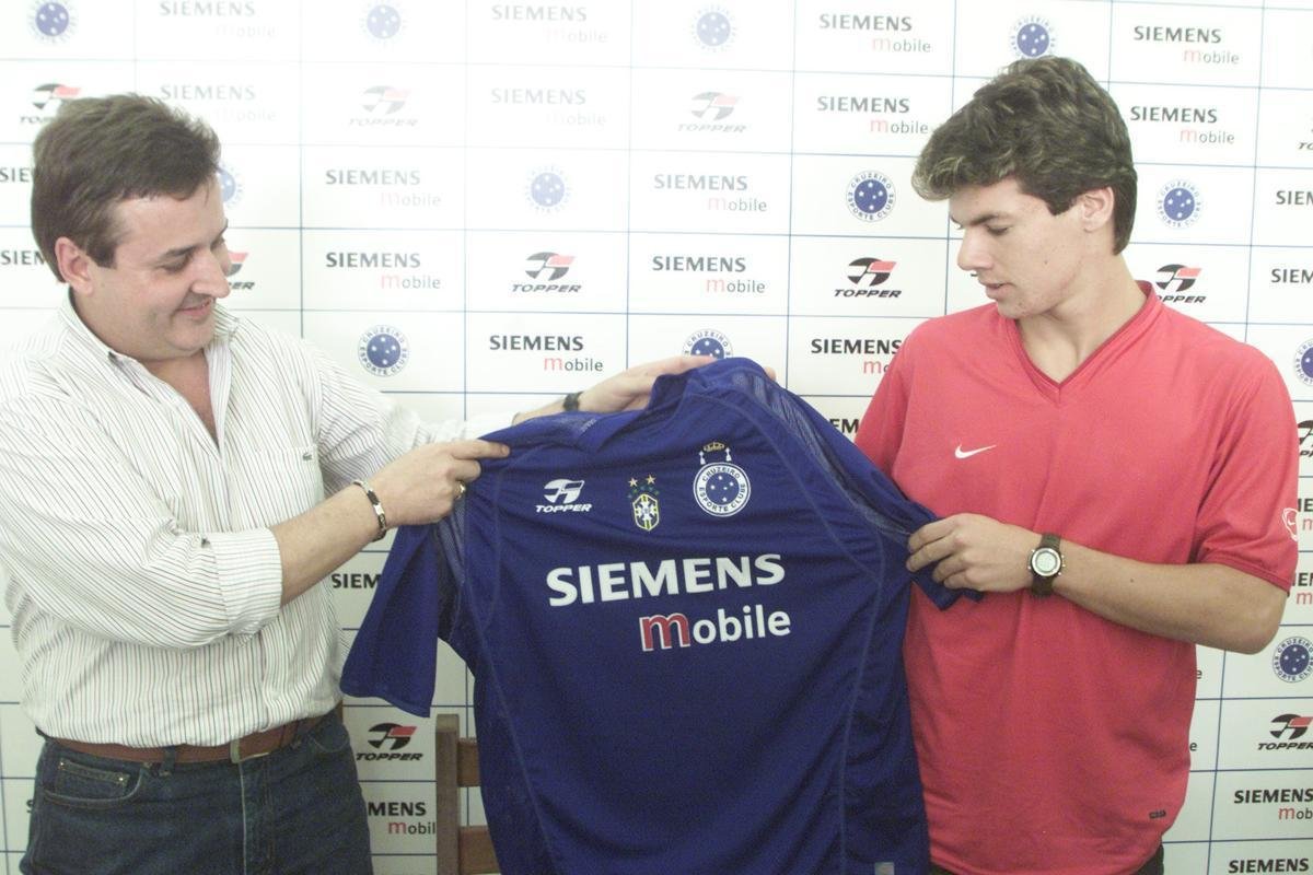 Wagner (2004) - o ento garoto de 19 anos despontava no Amrica como armador de muita tcnica e grande habilidade com a perna esquerda. Ele contabilizou nove gols a servio do Coelho na temporada (quatro na Srie B) at ser contratado pelo Cruzeiro, no fim de 2004. Sua trajetria na Toca durou quase cinco anos, sendo brevemente interrompida no primeiro semestre de 2007, em funo de venda frustrada ao Al-Ittihad, da Arbia Saudita. Em 218 jogos, o ex-camisa 10 marcou 36 gols e ganhou trs ttulos estaduais: 2006, 2008 e 2009. 