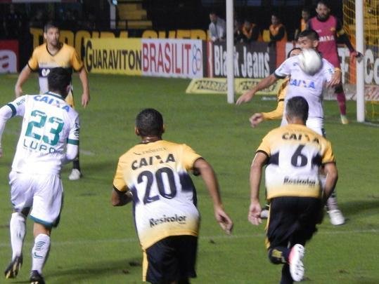 Fotos da vitria de virada do Amrica sobre o Cricima no Estdio Heriberto Hulse, em Cricima, pela Srie B