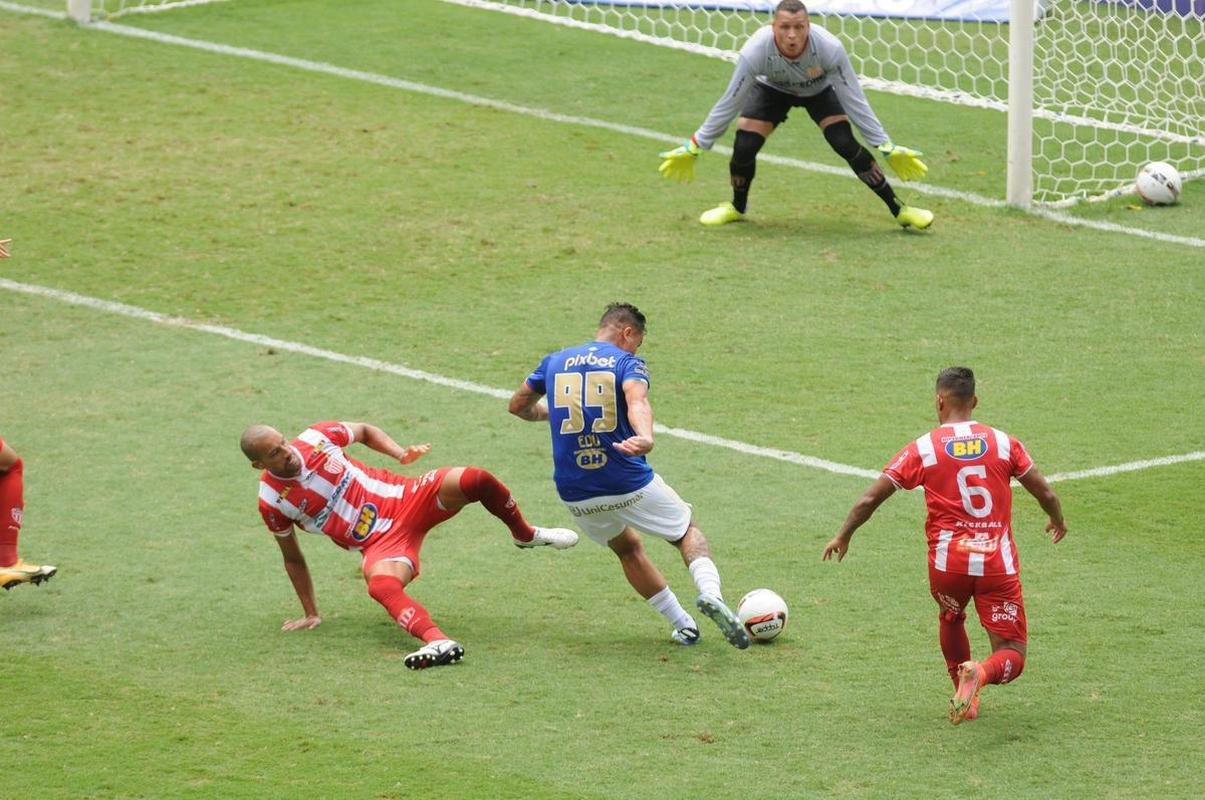 Edu empatou o jogo para o Cruzeiro diante do Villa Nova, no Independncia, pela oitava rodada do Campeonato Mineiro