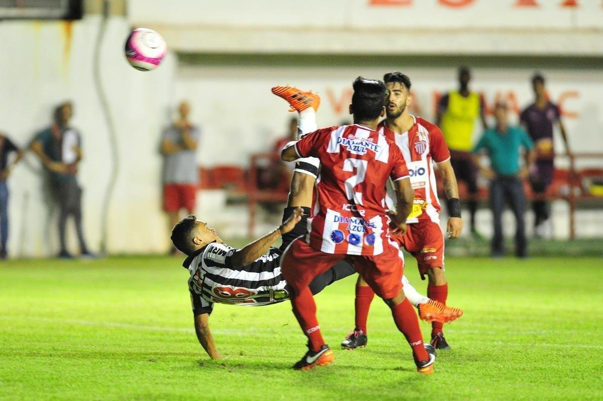 Villa Nova e Atltico se enfrentaram nesta quinta-feira