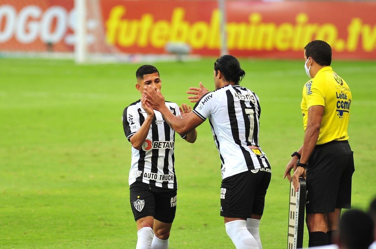 Fotos do gol de Airton, do Cruzeiro, no clssico do centenrio, contra o Atltico