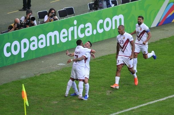 Imagens da partida entre Bolvia e Venezuela