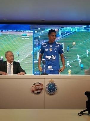 Pedro Rocha foi apresentado pelo Cruzeiro na tarde desta sexta-feira (05/04)