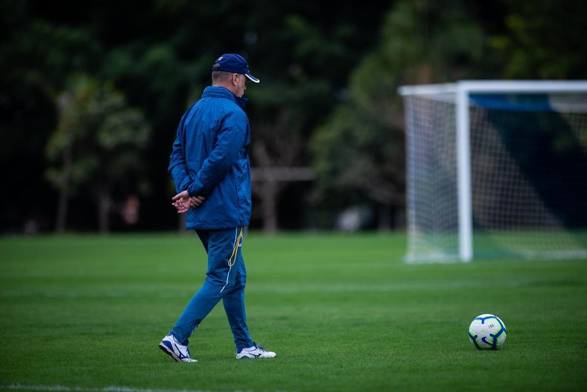 Fotos do treino do Cruzeiro na Toca da Raposa II. Time enfrenta o Internacional, nesta quarta-feira, s 21h30, no Mineiro, pela semifinal da Copa do Brasil. Mano Menezes pode apresentar novidades na escalao diante dos gachos.