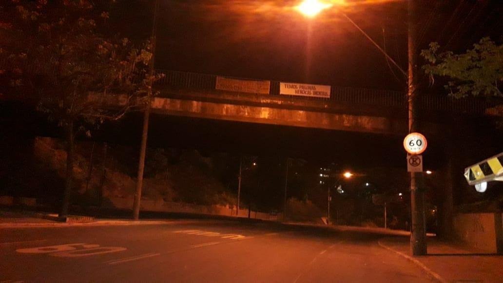 Faixas de apoio ao Cruzeiro so estendidas em Belo Horizonte antes da partida contra o FLuminense