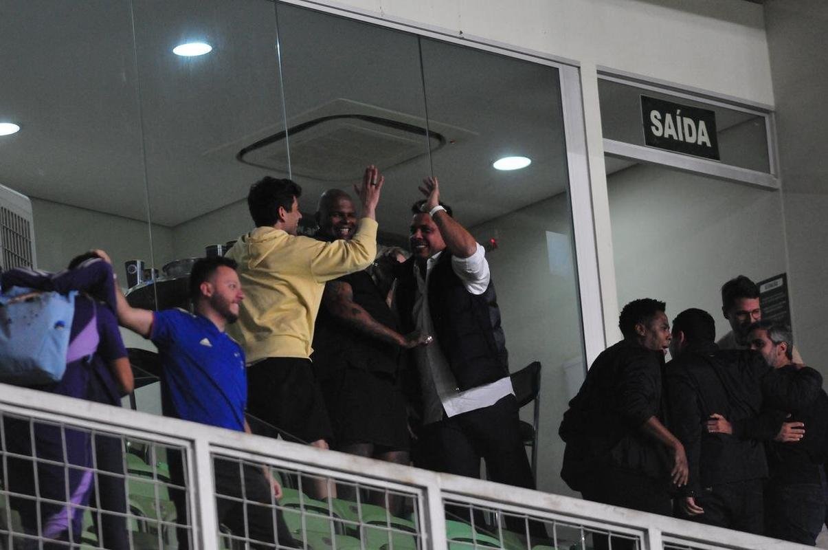 Investidor do Cruzeiro, Ronaldo marca presena em jogo contra o Grmio no Independncia 