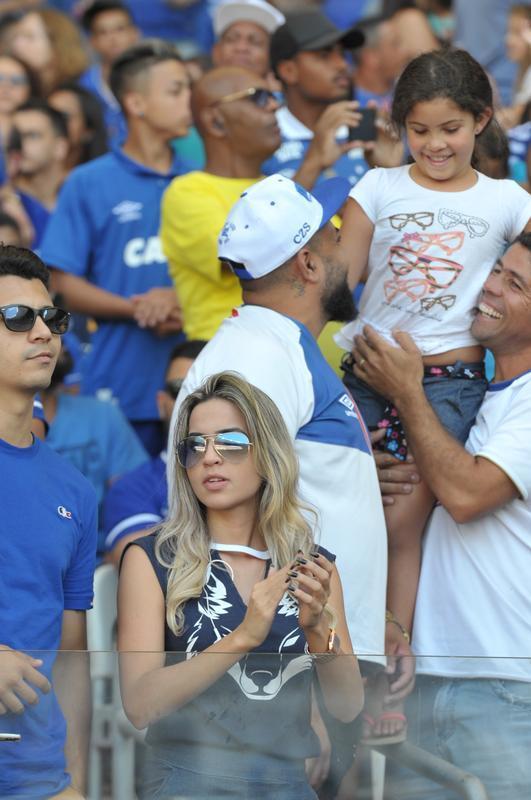 Imagens das torcidas de Cruzeiro e So Paulo no Mineiro