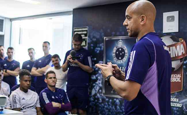 Pepa d palestra a jogadores do Cruzeiro na sala de imprensa