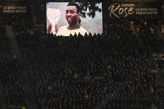 Os últimos momentos do velório de Pelé, na Vila Belmiro, estádio do Santos.